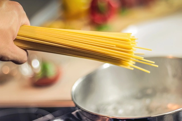 Cara merebus air untuk memasak Pasta Spageti