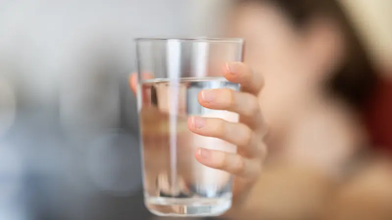 10 Manfaat Minum Air Sebelum Tidur: Baik atau Buruk?